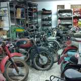 La zona dedicata alle motociclette: sono decine e necessitano tutte di un restyling impegnativo